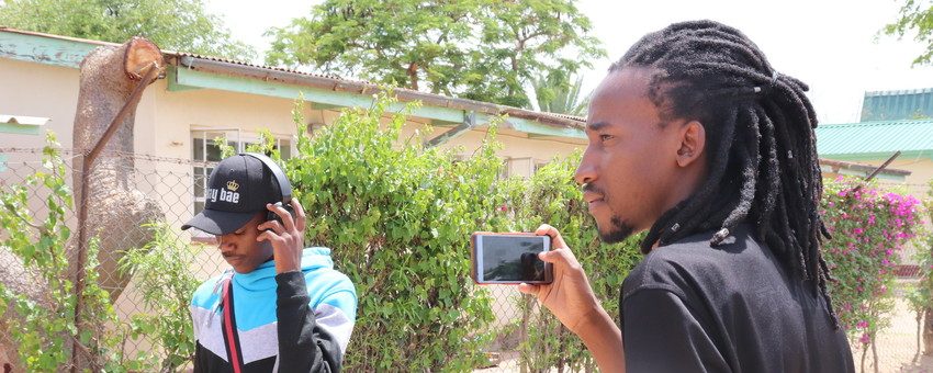 Med mobilen i hånden skaber de unge forandringer i Zimbabwe